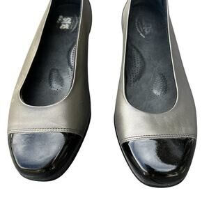 NWOT-SAS women’s 8 1/2 two tone Scenic Ballet Flat Tripad Comfort
